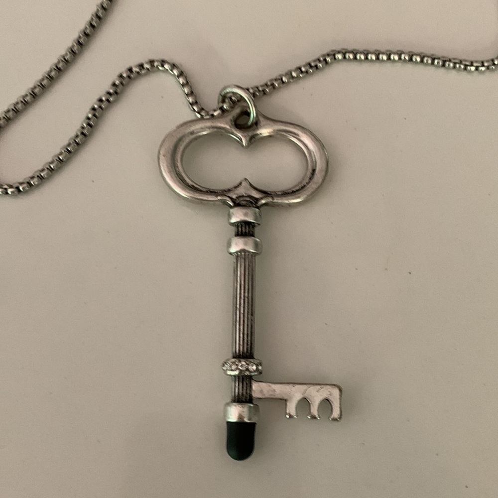 Silver tone Key necklace/stylist - Picture 3 of 4